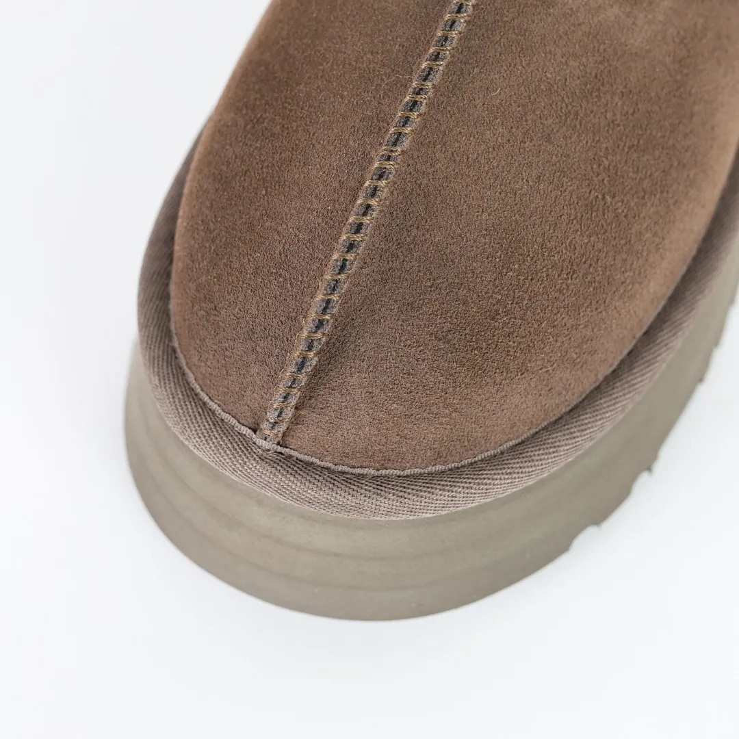 Copy price 💰560 Core recommendation of good price 5cm thick sole, independently developed original outsole, cashmere insole, keeping warm in winter, suitable for home use. In the new year, uug launched a style series, which is partially geared towards the preferences of young consumers. It has also moved to the forefront of fashion trends. Shoe body material, water-repellent coated suede upper, 17 mm UGGPURE™ implanted wool insole, lightweight non-slip and comfortable rubber outsole, with brand LOGO and trademark, with full package Size: 35 36 37 38 39 40
